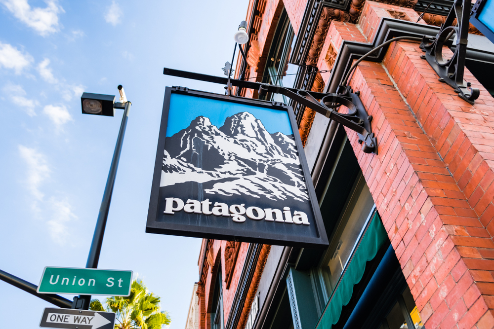 Firma Patagonia otvorene komunikuje, že jej oblečenie vydrží dlho a je z recyklovaných materiálov.